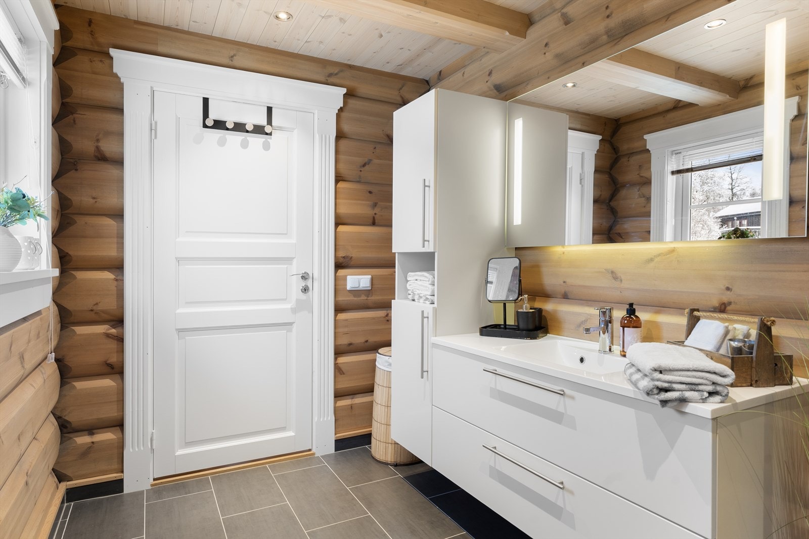 Lekkert bad med flislagt gulv med varmekabler Galleribilde