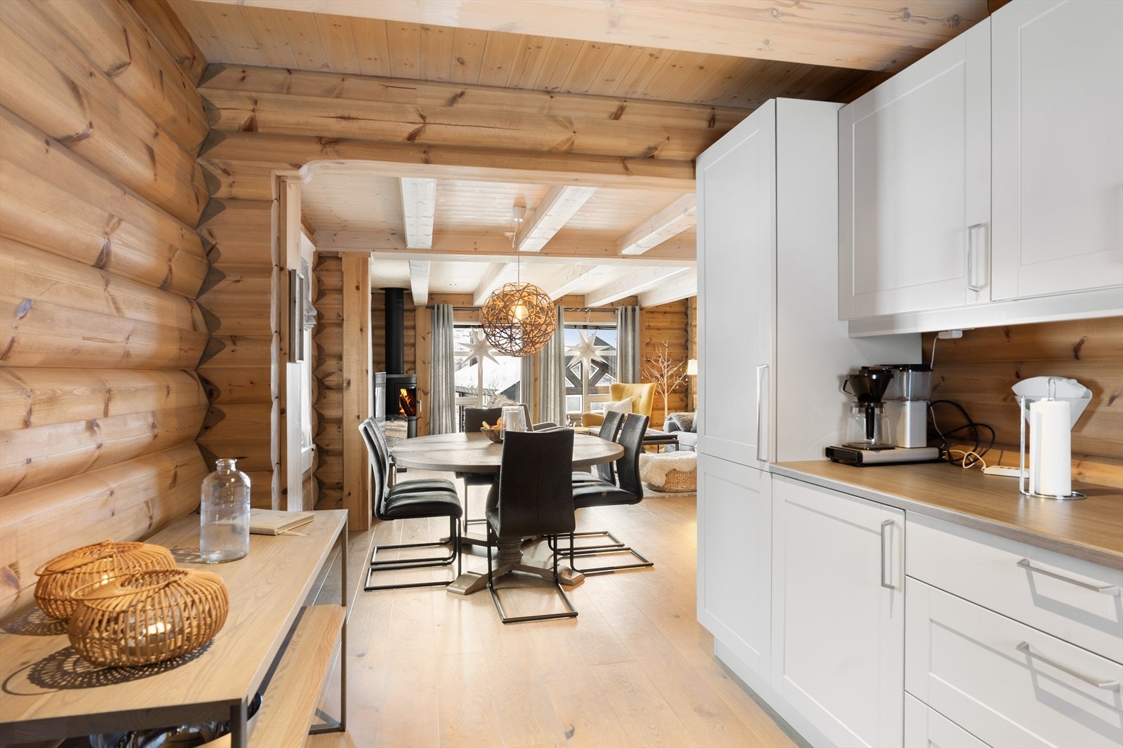 Åpen kjøkkenløsning gir et sosial og praktisk løsning Galleribilde