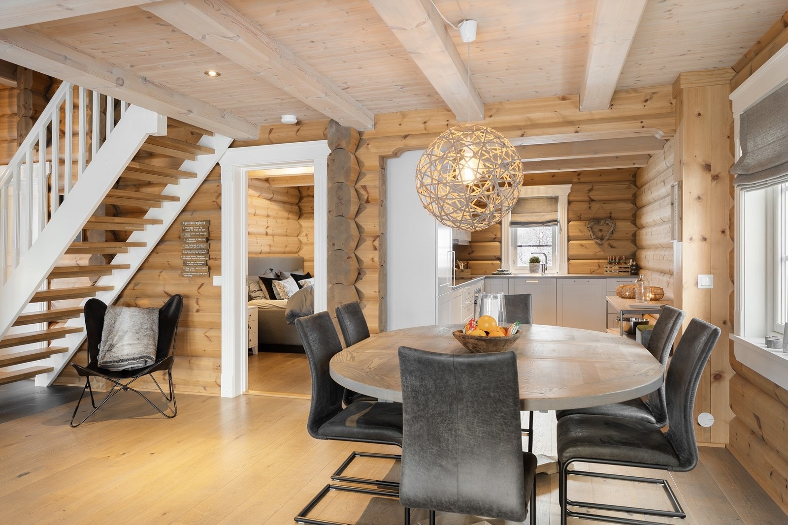 Pent og innbydende kjøkken med god skap- og benkeplass Galleribilde