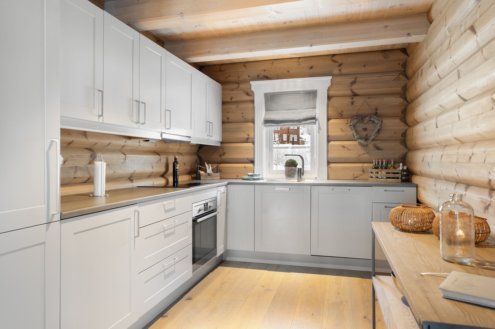 Lekker innredning med benkeplate med trestruktur Galleribilde