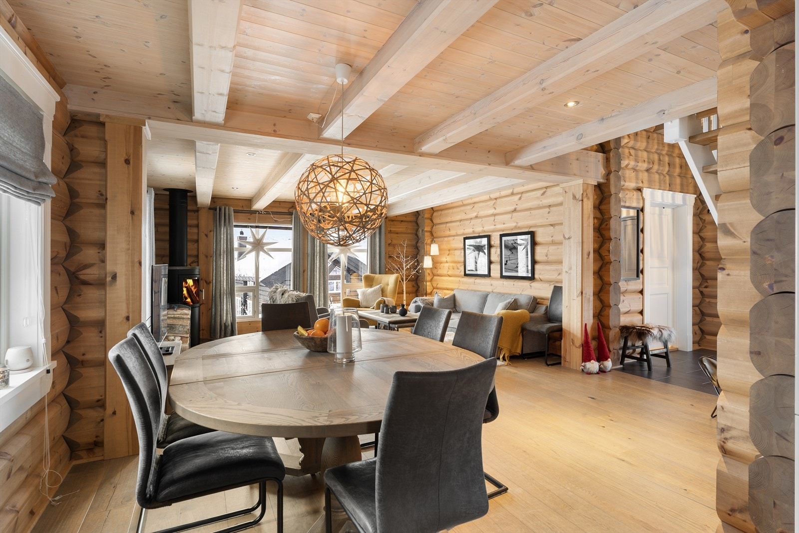 Mange vindusflater gir mye naturlig lys Galleribilde