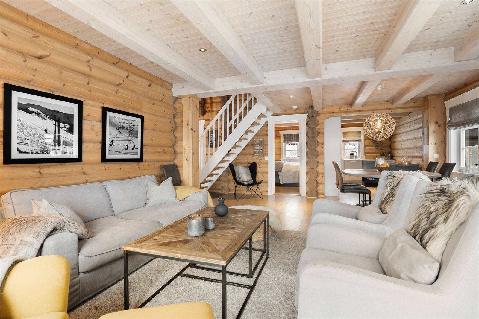 Lun og romslig stue med flotte, beisede vegger som gir et varmt og lunt uttrykk Galleribilde