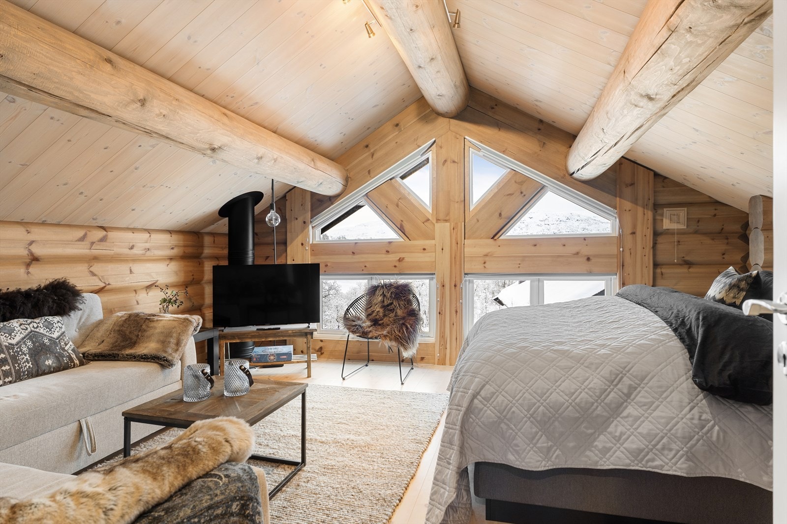 Hems: Luftig stue/soverom nr. 2 med flott utsikt. Galleribilde