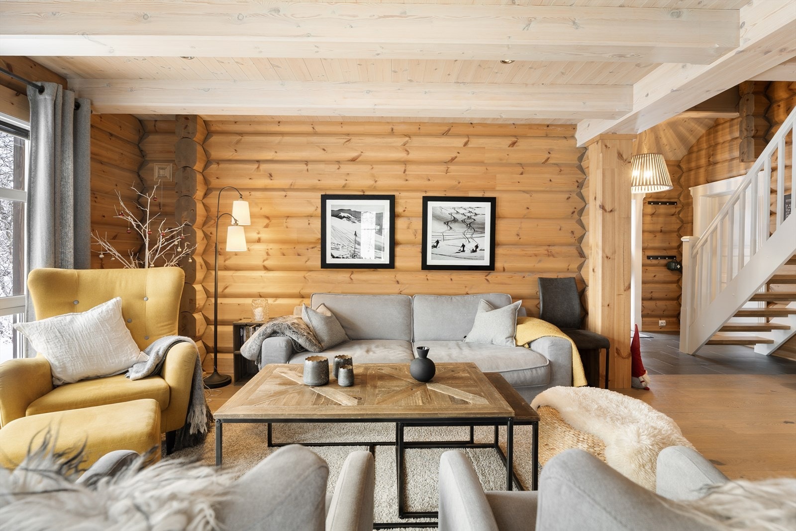 Gode møbleringsmuligheter med god plass til sofagruppe og stort spisebord Galleribilde