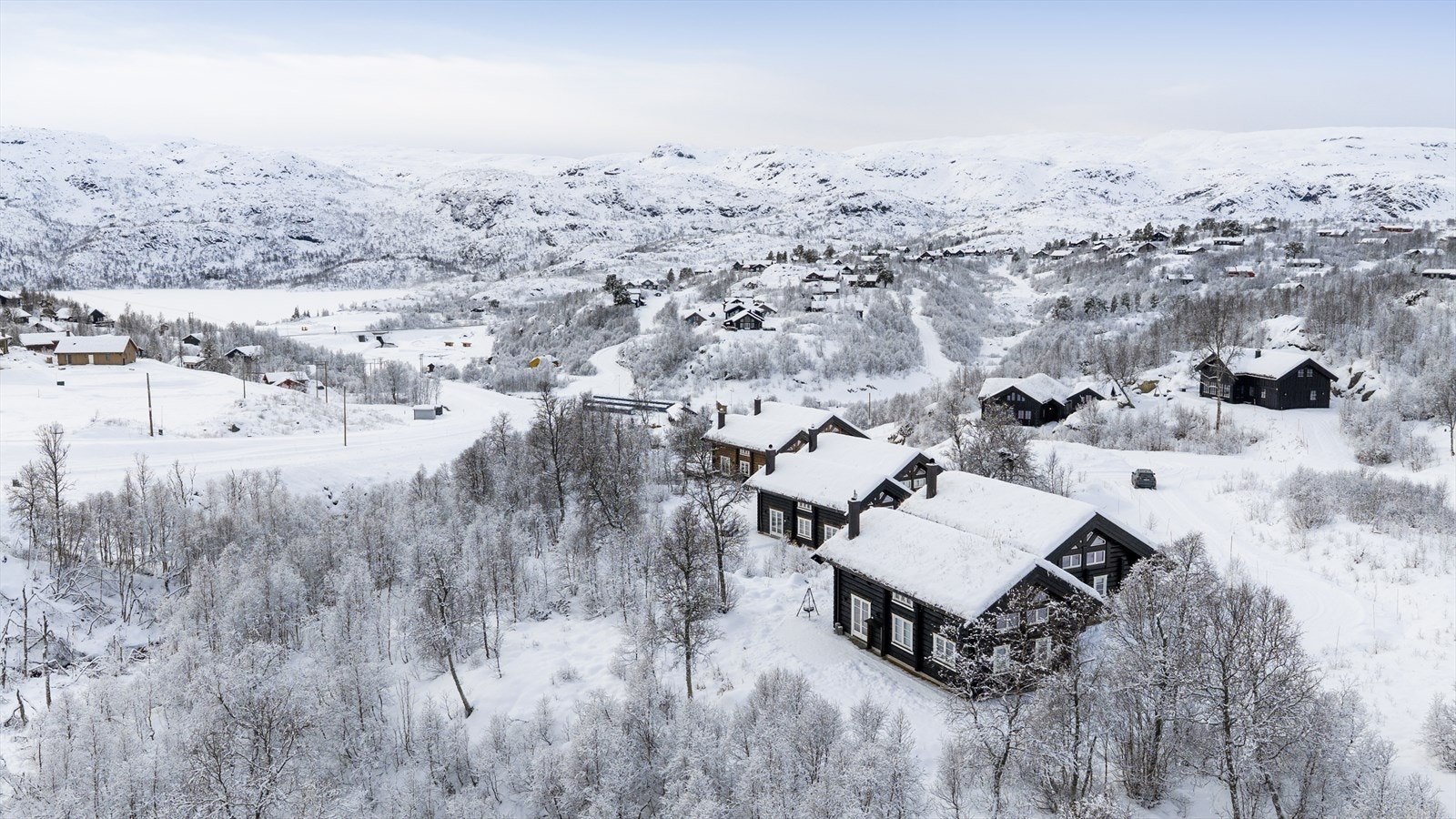 På sommerstid er det flotte turløyper, bademuligheter i fjellvann, jakt og fiske Galleribilde