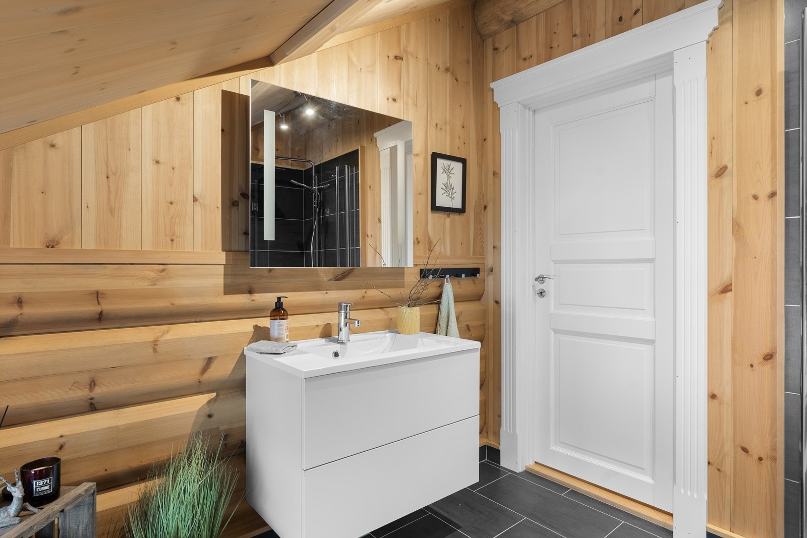 Badet inneholder toalett, innredning med servant og dusjhjørne. Galleribilde