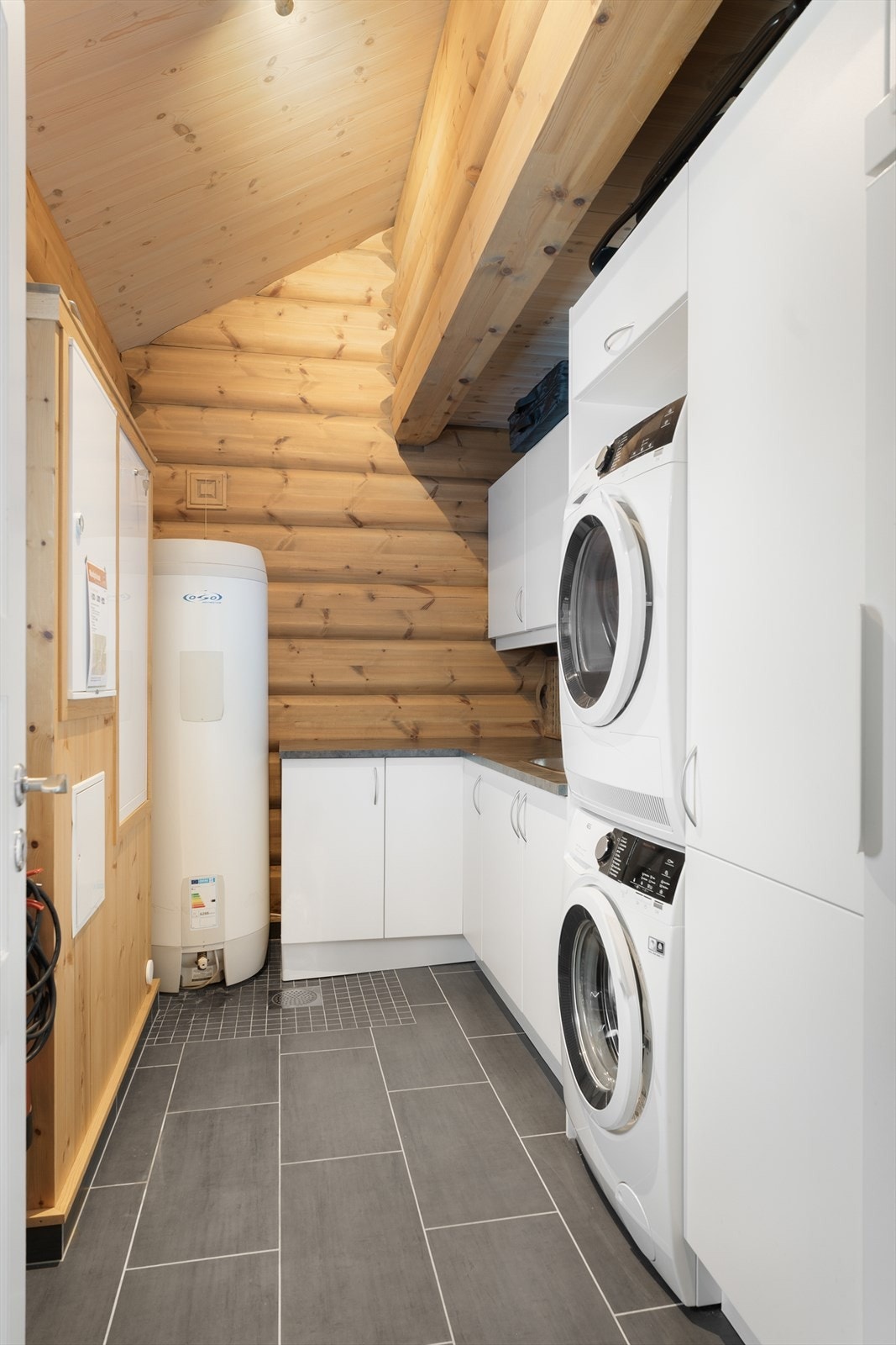 Bod/vaskerom med flislagt gulv med varmekabler og opplegg for vaskemaskin Galleribilde