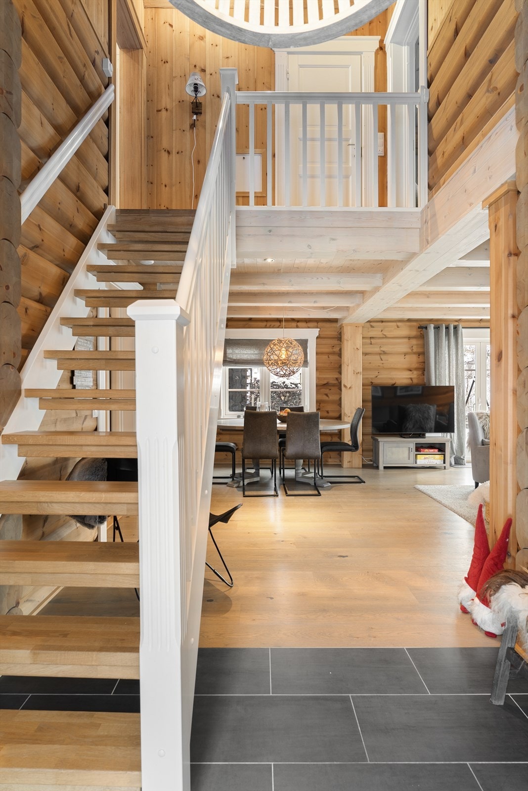 Trapp opp til hems Galleribilde