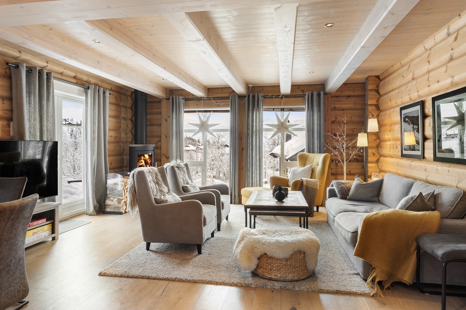 Hytten ble oppført i 2016 av den lokale kvalitetsleverandøren Haukeli Hytter og Hus, og har gjennom flotte material- og fargevalg Galleribilde