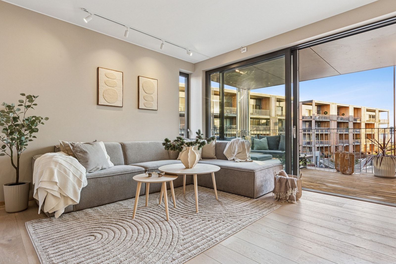 Leiligheten har store vindusflater, som gir rikelig med naturlig lysinnslipp. Galleribilde