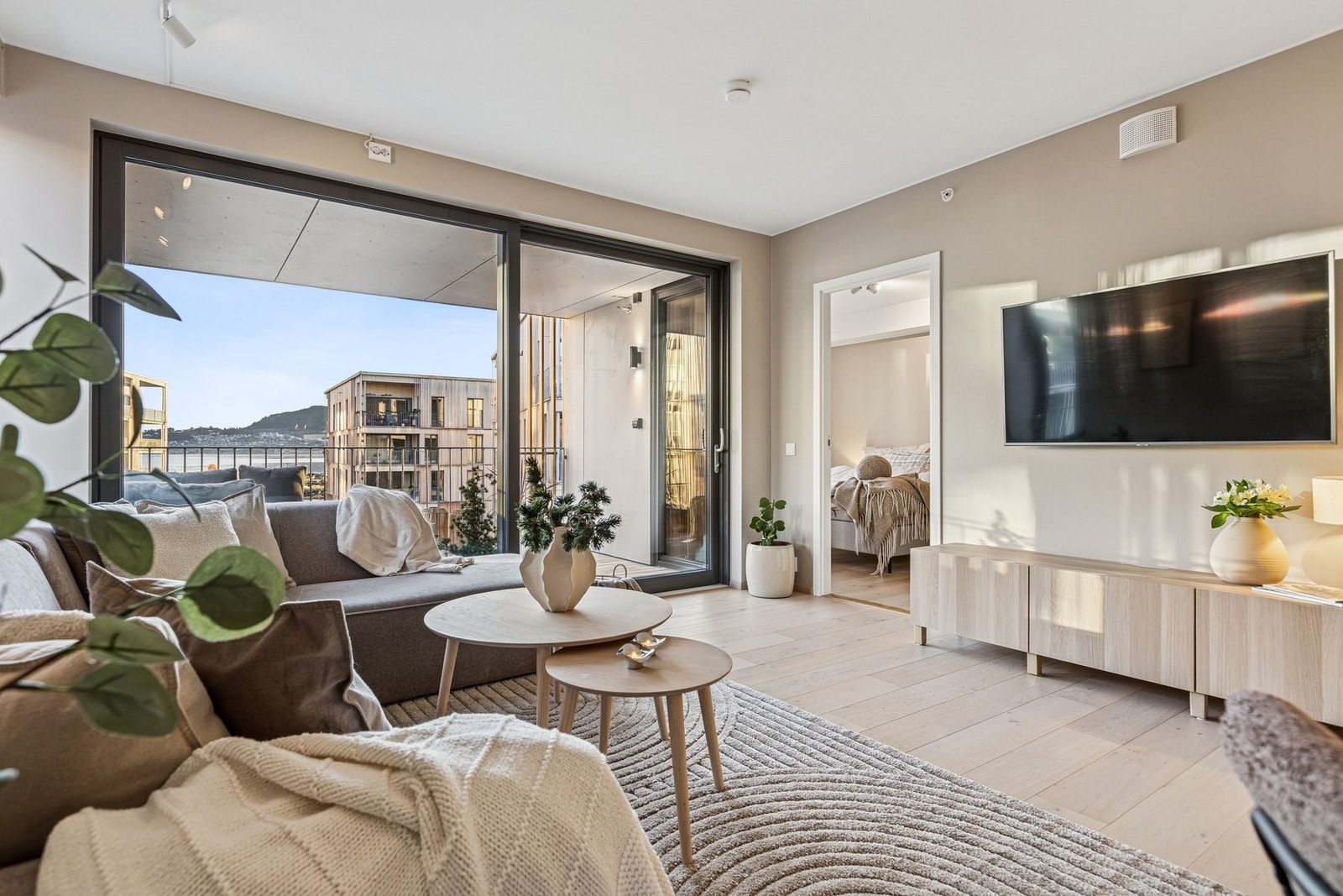 Stuen er malt i en lys, nøytral farge som gjør det lett å sette sitt personlige preg på rommet gjennom pynt og interiør. Galleribilde