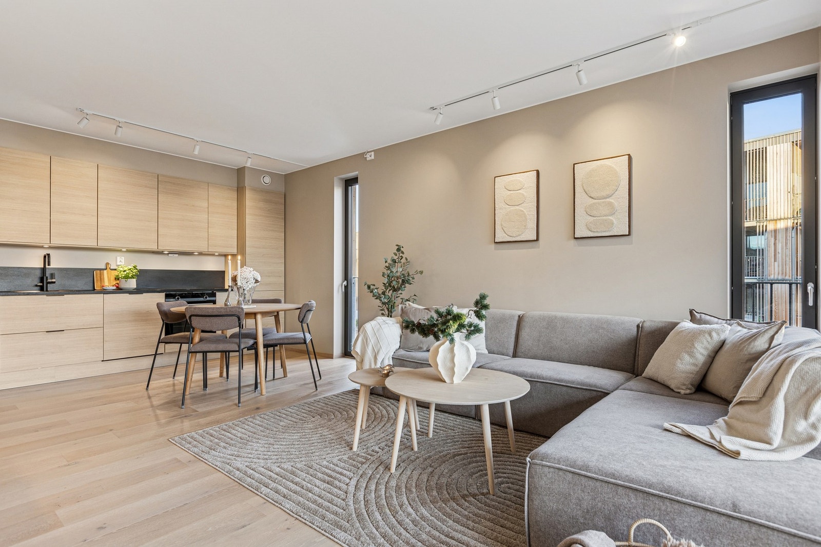 Dette er en stilfull og moderne 2-roms leilighet fra 2023. Galleribilde