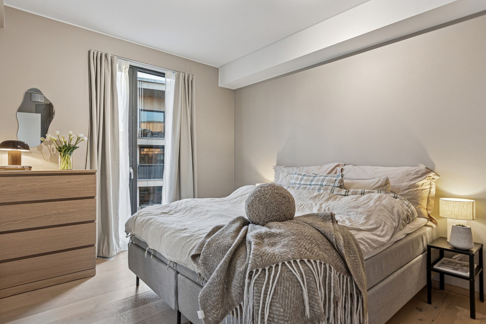 Lyst og innbydende soverom med god plass til dobbeltseng og tilhørende møblement. Galleribilde