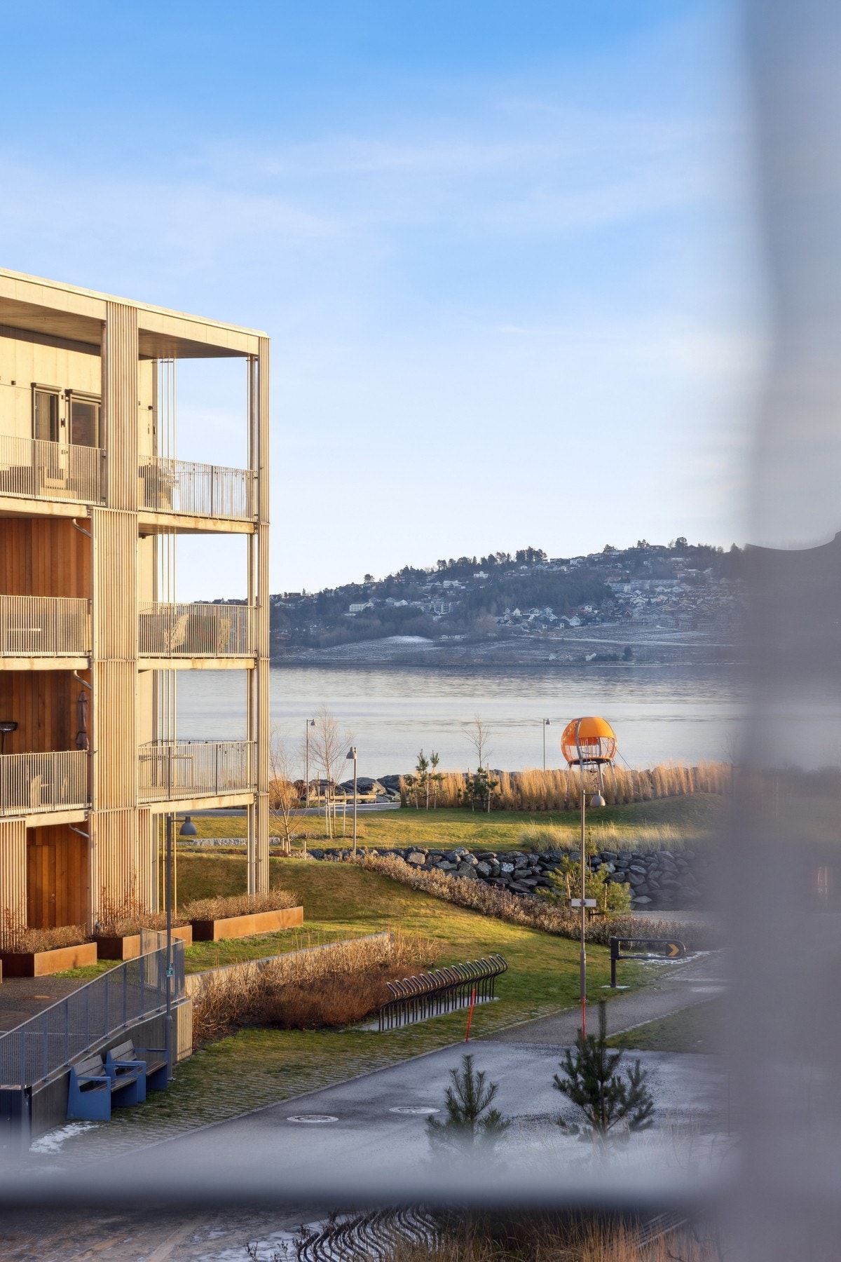 Nydelig utsikt mot fjorden og badestranda Galleribilde