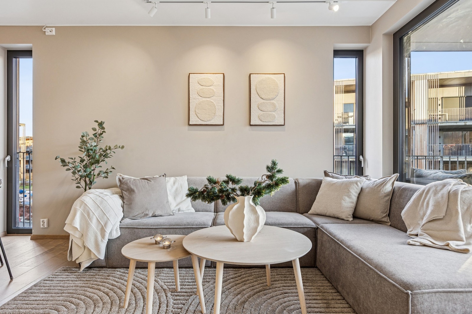 Vinduer i to himmelretninger sørger for rikelig med naturlig lys til stuen. Galleribilde