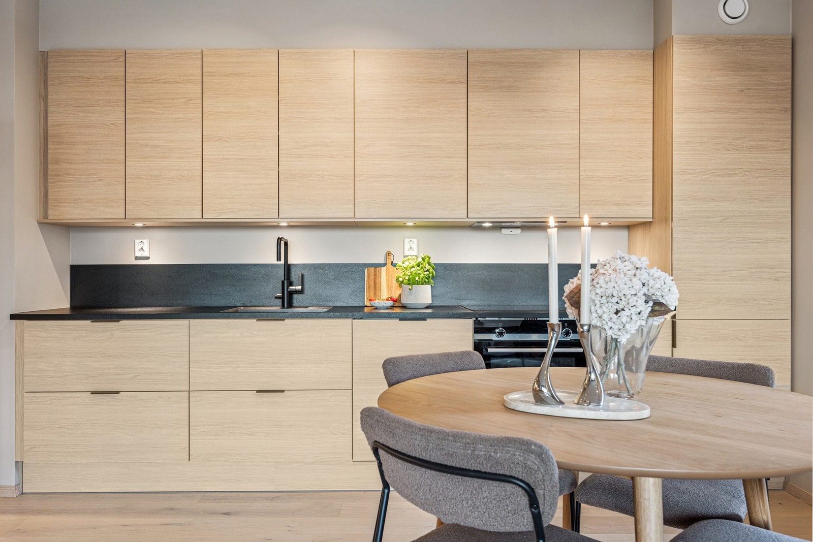 Kjøkkenet har en praktisk utforming med mye oppbevaringsplass. Galleribilde