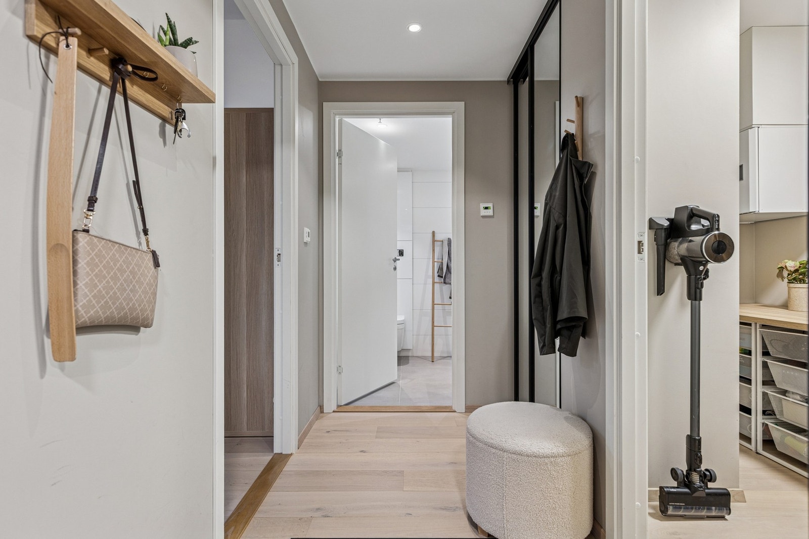 Entrè med skyvedørsgarderobe og plass til å henge fra seg yttertøyet. Galleribilde