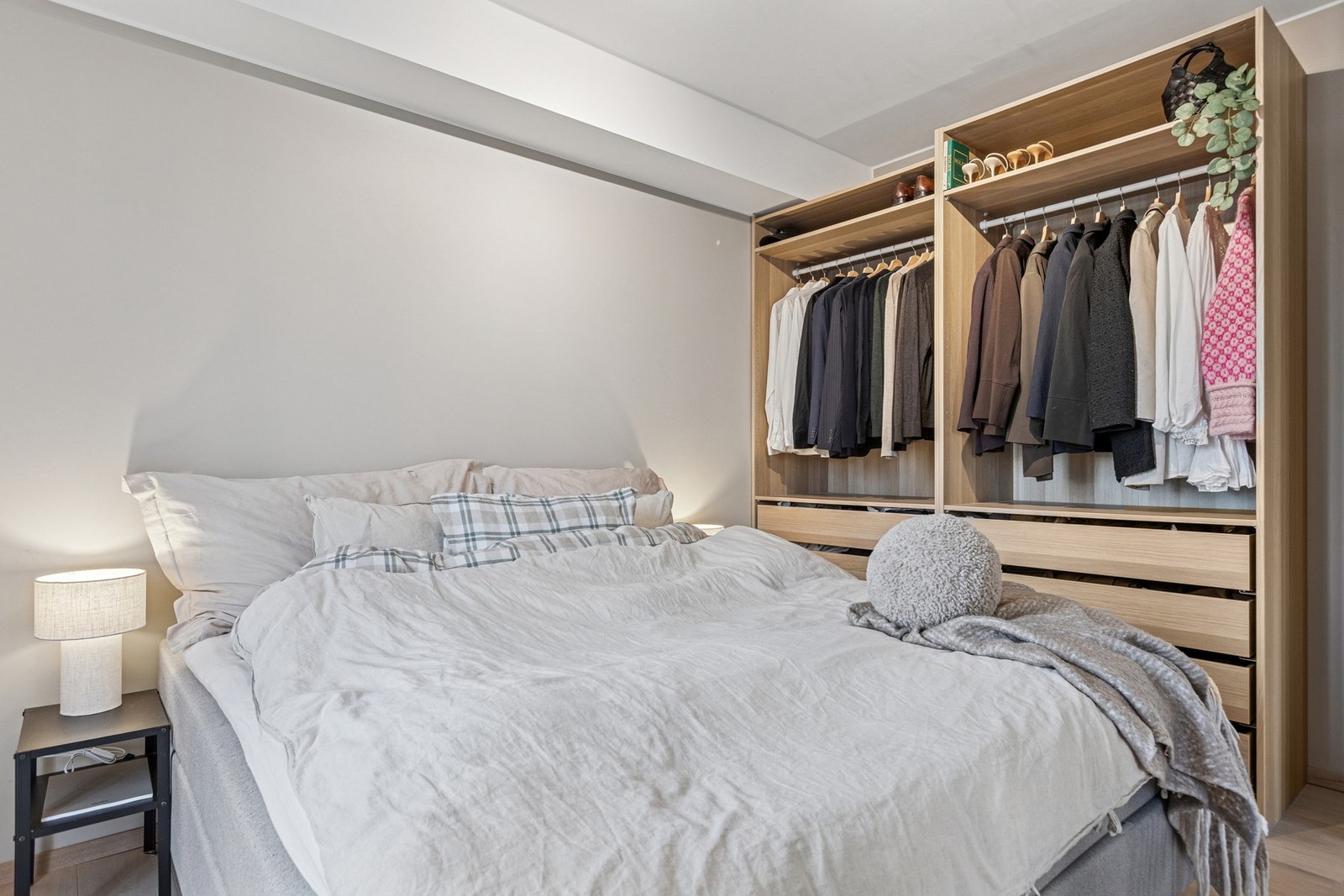 Det er også god plass til garderobeløsning. Galleribilde