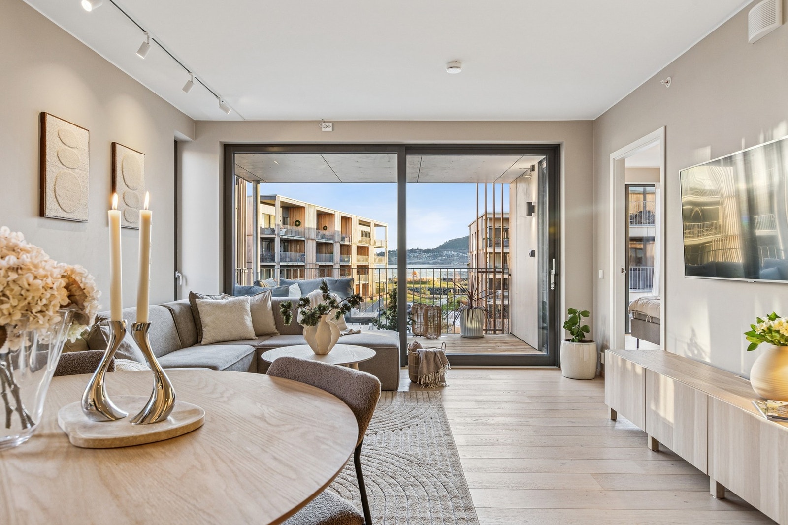 Her kan man nyte en nydelig utsikt over fjorden fra stuen. Galleribilde