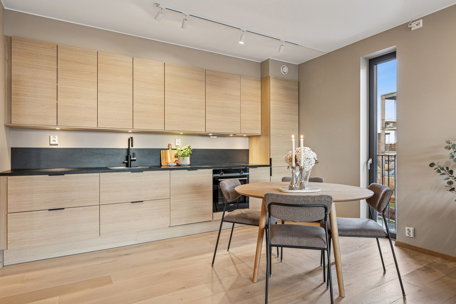 Nytt lekkert kjøkken med integrerte hvitevarer. Galleribilde