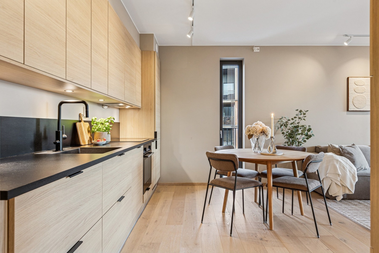 Stue og kjøkken ligger i en åpen løsning og måler totalt ca.25 kvm, med plass til både spisebord og sofagruppe Galleribilde