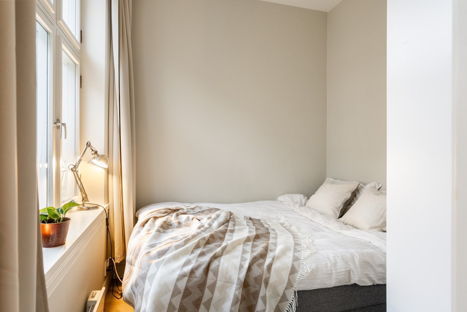 Lyst og behagelig soverom med stort vindu. Galleribilde