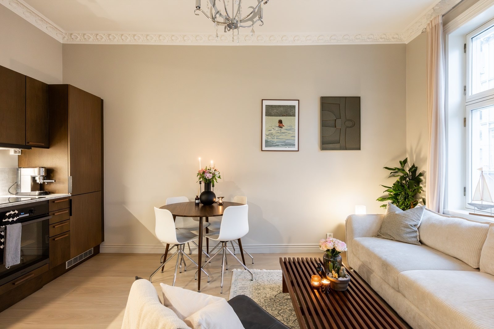 Rommet har en god planløsning som gir plass til flere sosiale soner som sofaseksjon med TV-bord og spiseplass. Galleribilde