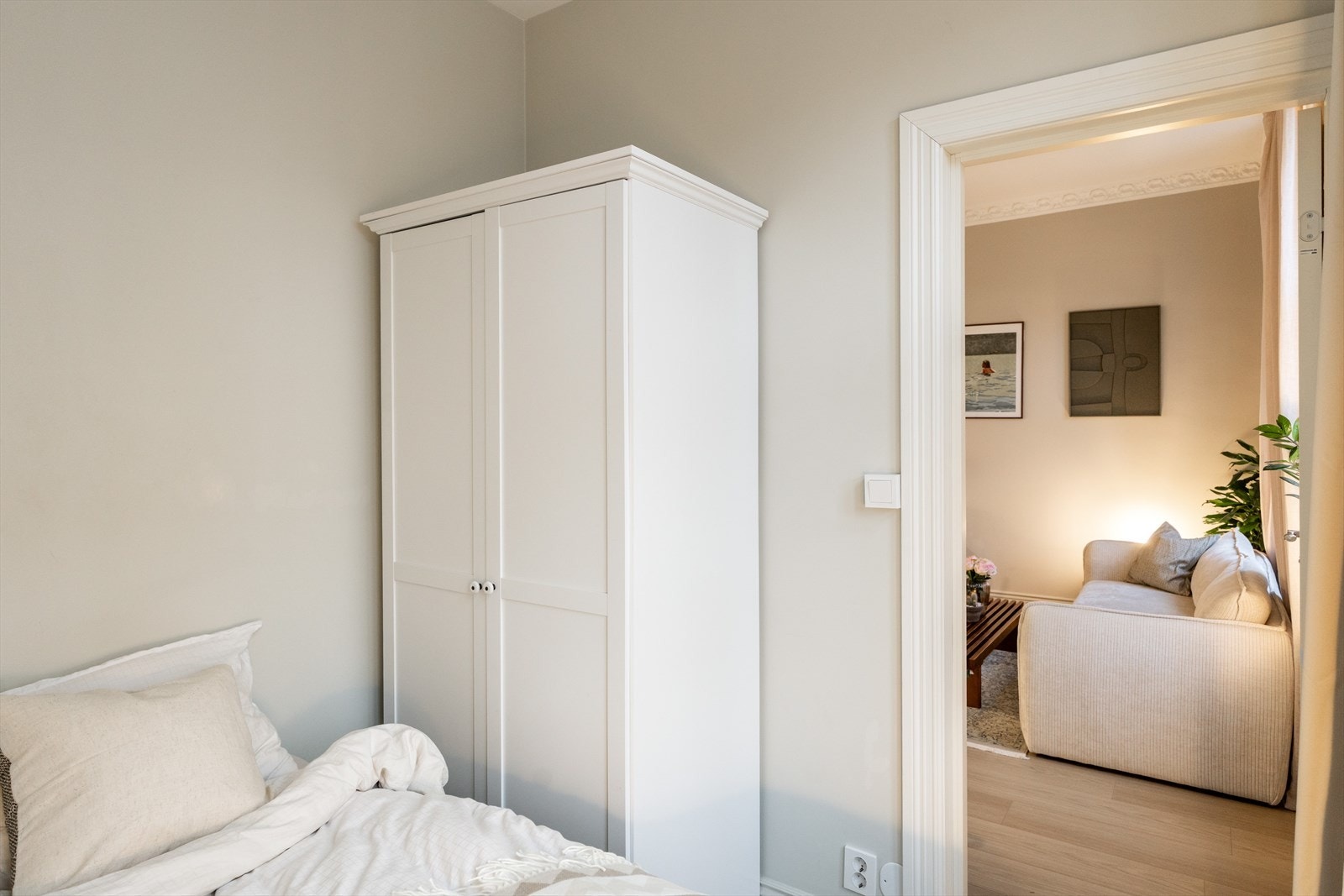 Rommet har plass til dobbeltseng og garderobeskap. Galleribilde