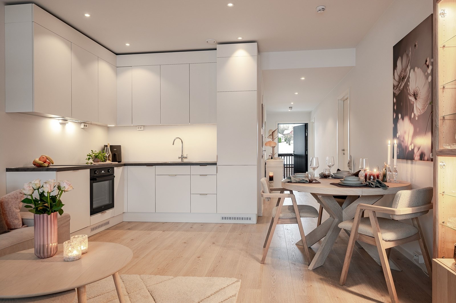 Plass til spisebord i tilknytning til kjøkkenet gir en naturlig overgang i oppholdsrommet. Galleribilde