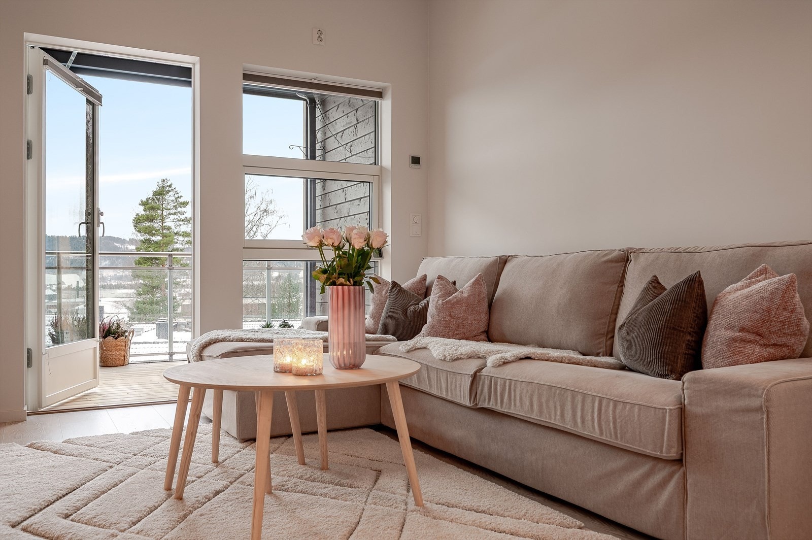 Utgang til terrasse gir enkel tilgang til uteområdet fra oppholdsrommet. Galleribilde