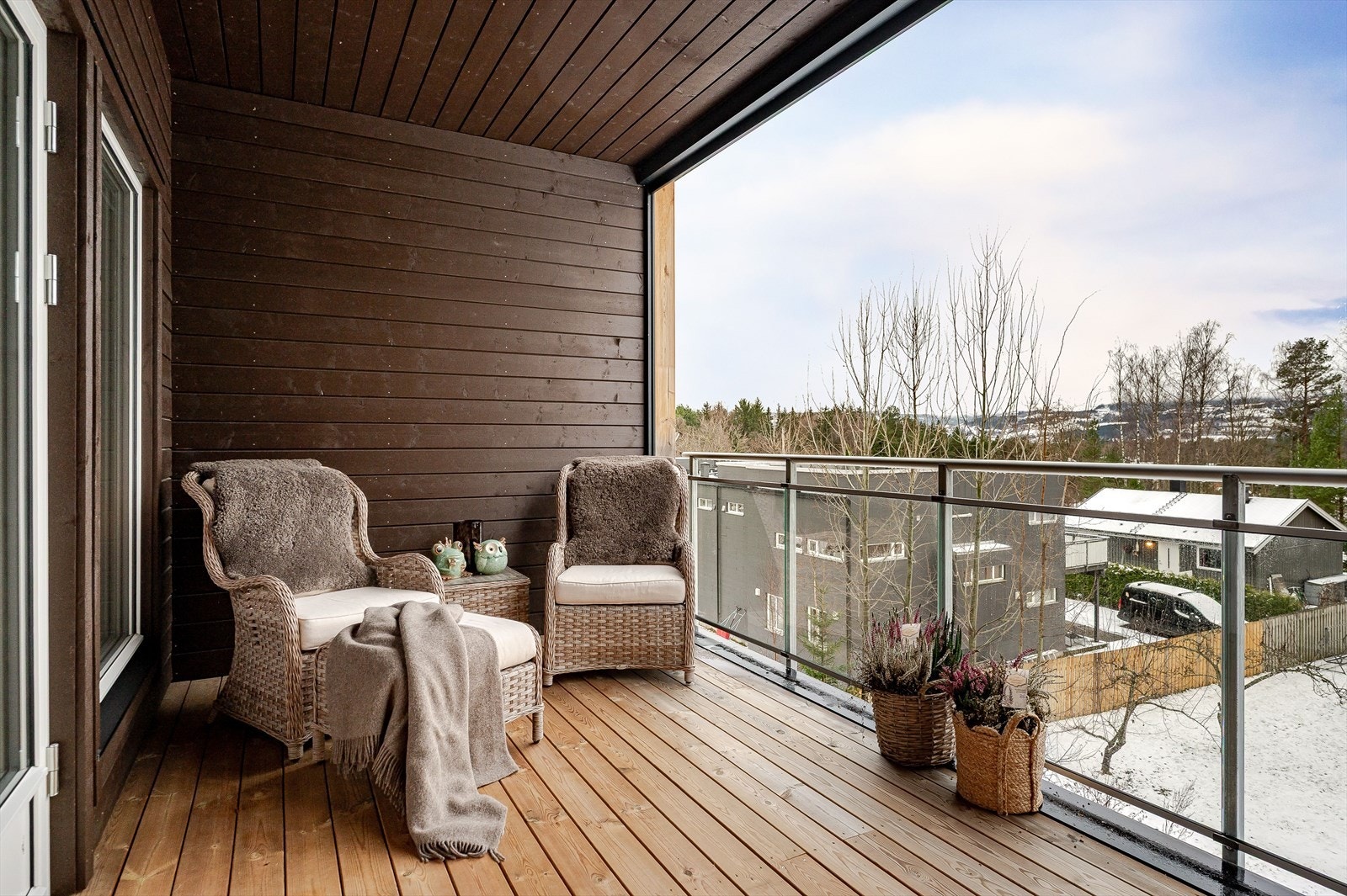 Terrasse med tredekke og glassrekkverk gir en solid og stilfull utendørs plass. Galleribilde