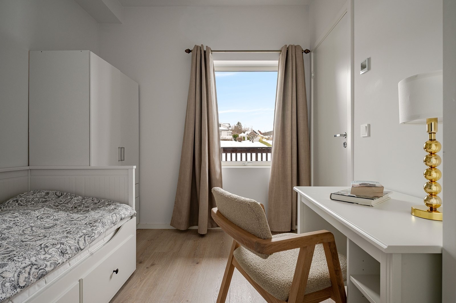 Plass til skrivebord og seng gir et funksjonelt rom med naturlig lysinnfall fra vinduet. Galleribilde