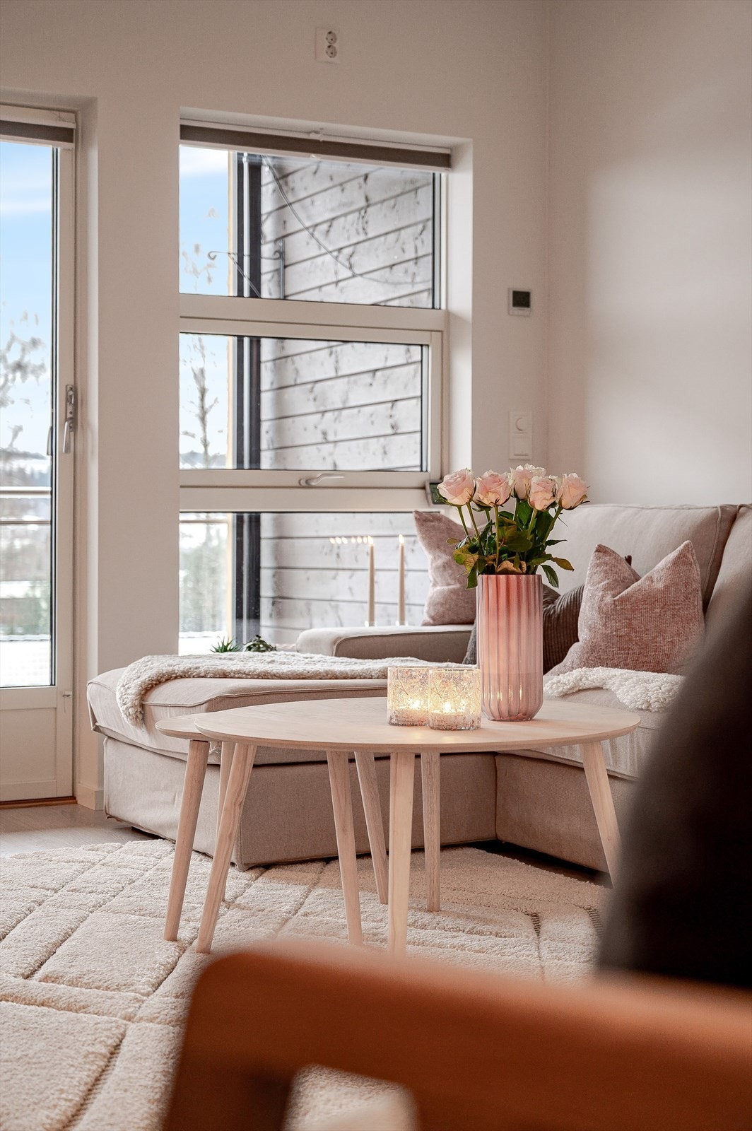 Plass til sofagruppe og bord skaper et komfortabelt samlingspunkt i stuen. Galleribilde