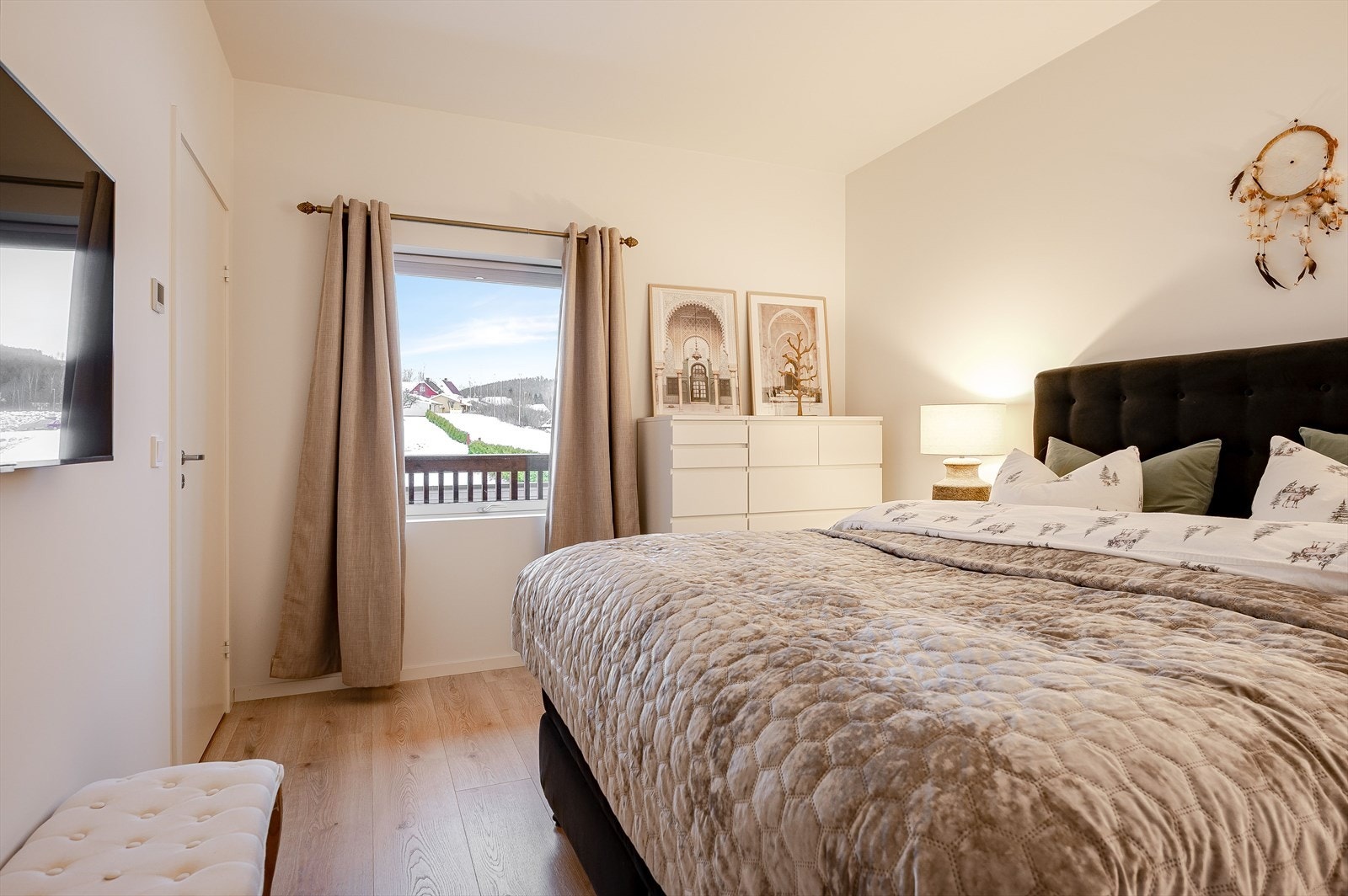 Her er det god plass til dobbelseng, nattbord og garderobeskap. Galleribilde