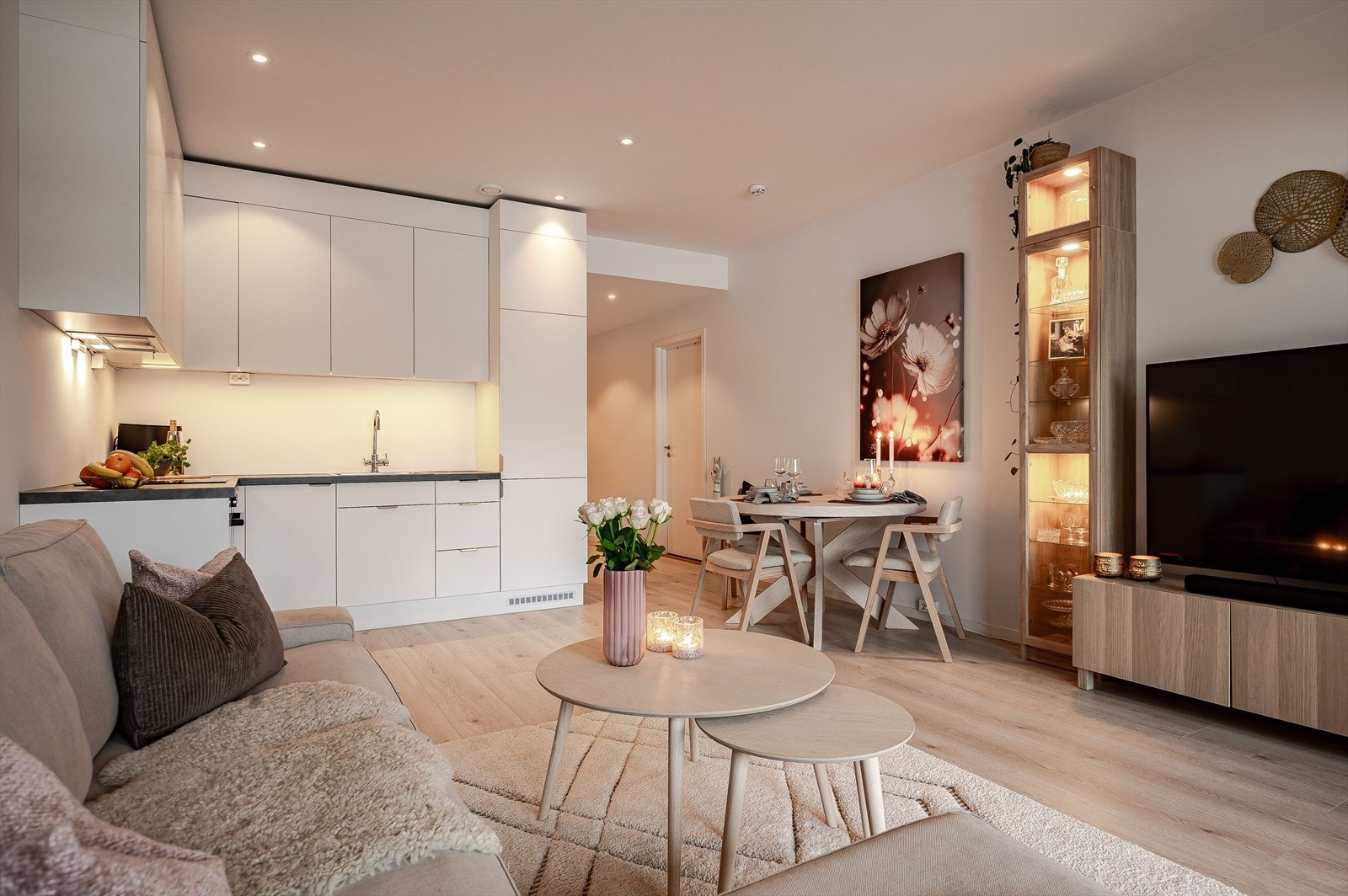 Åpen kjøkkenløsning med integrerte hvitevarer og stilrene fronter skaper en funksjonell arbeidsplass. Galleribilde