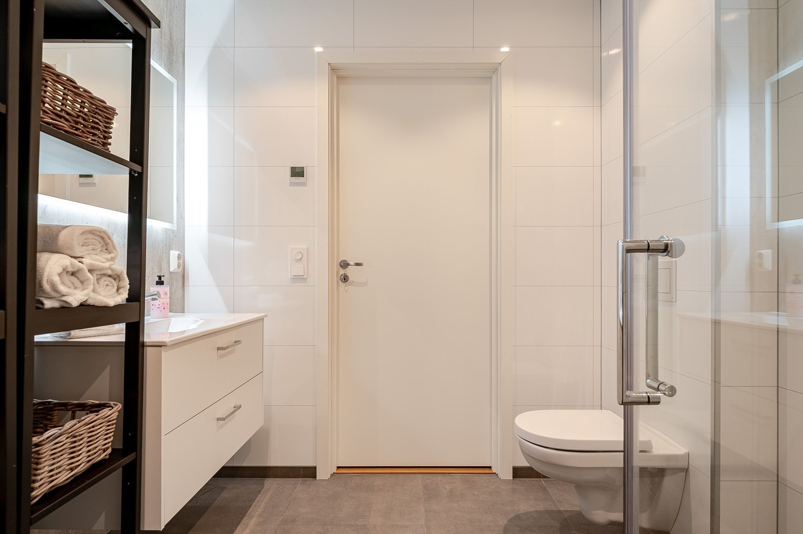 Vegghengt toalett og dusjnisje gir plassbesparende løsning på badet. Galleribilde