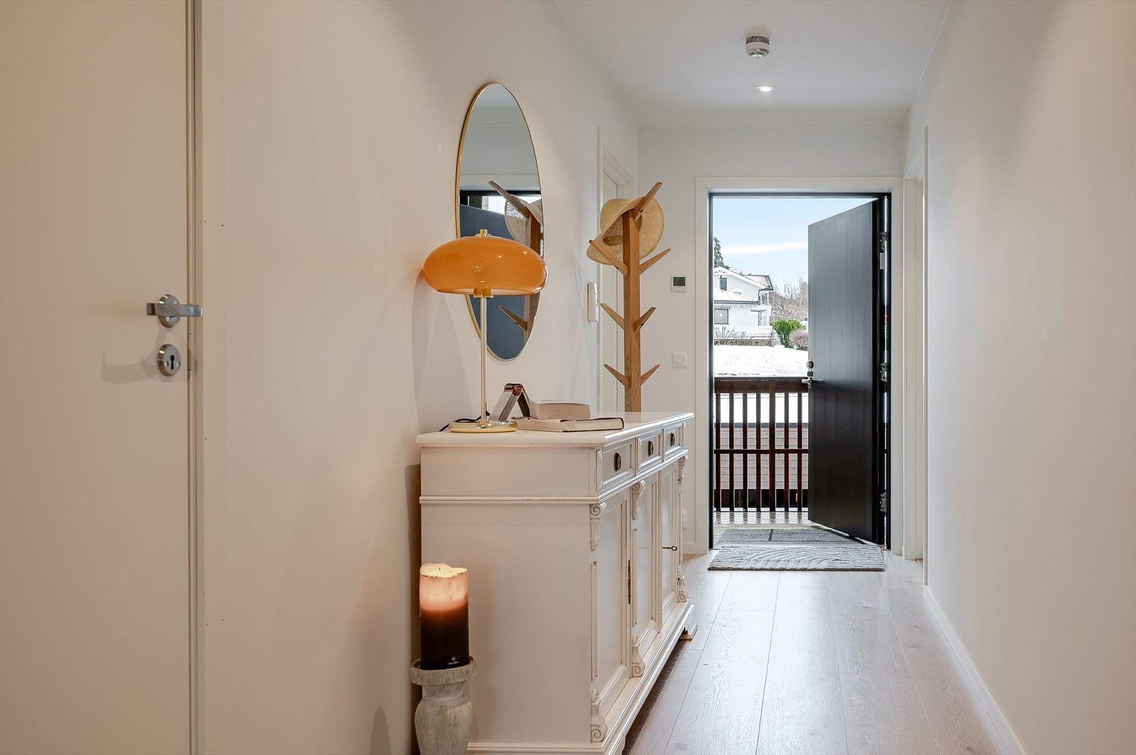 Velkommen inn til en lys gang. Galleribilde