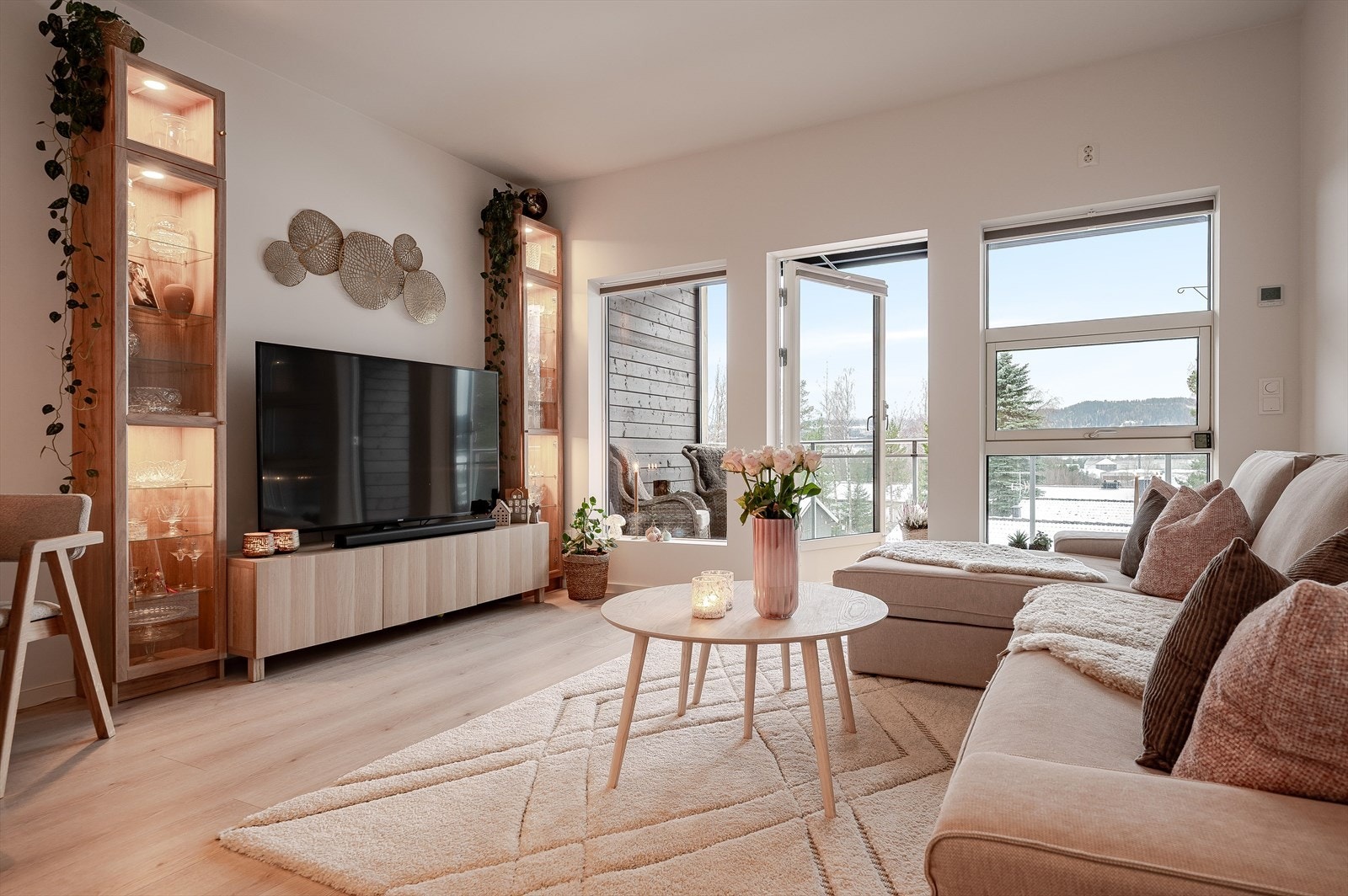 Store vindusflater gir utsyn mot hageområde og slipper inn rikelig med dagslys. Galleribilde