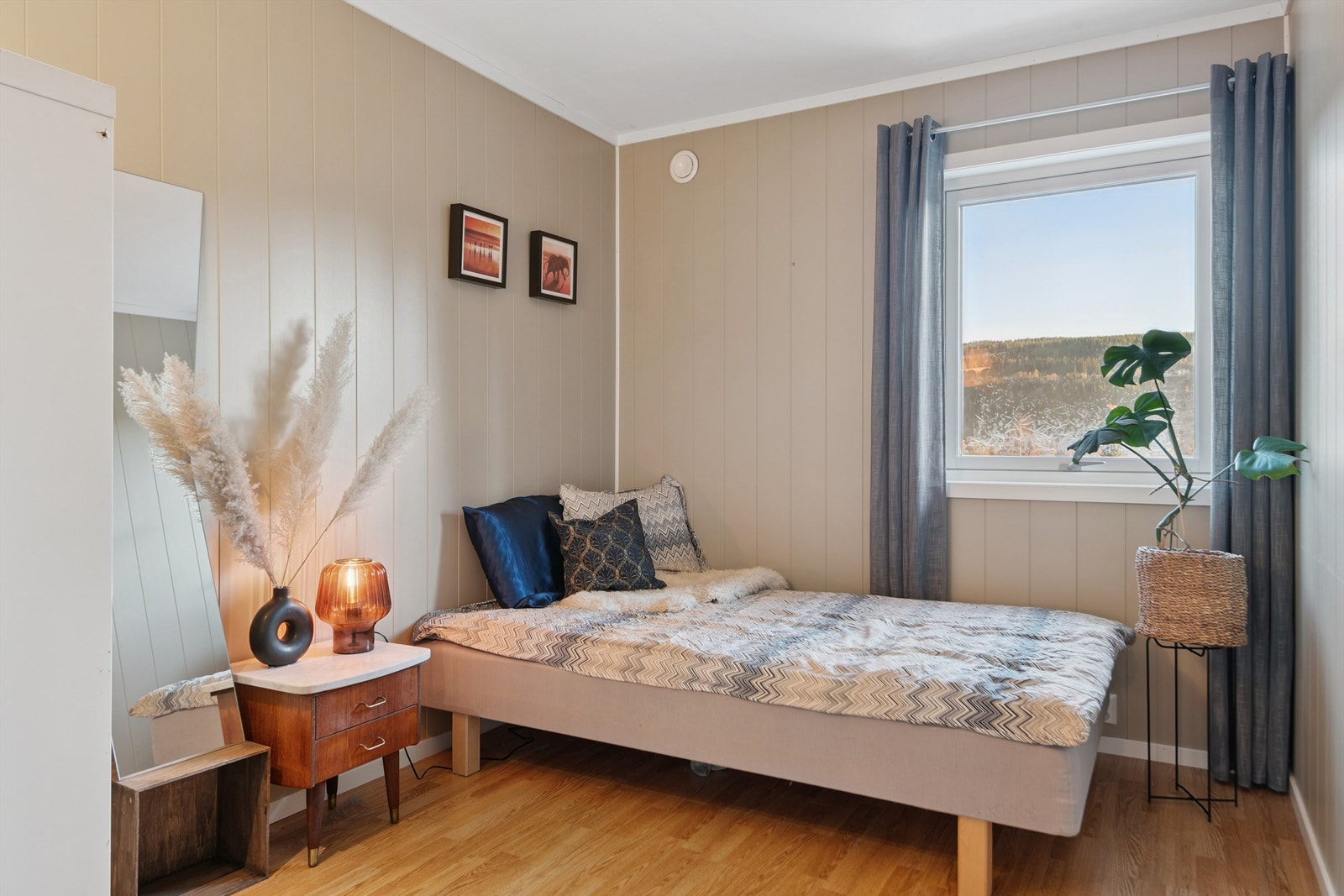 Leilighetens andre soverom passer godt som barnerom, gjesterom eller kontor. Galleribilde