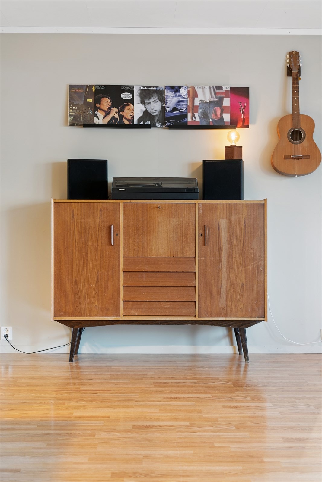 God plass til personlig innredning og oppbevaringsmøbler i stuen. Galleribilde