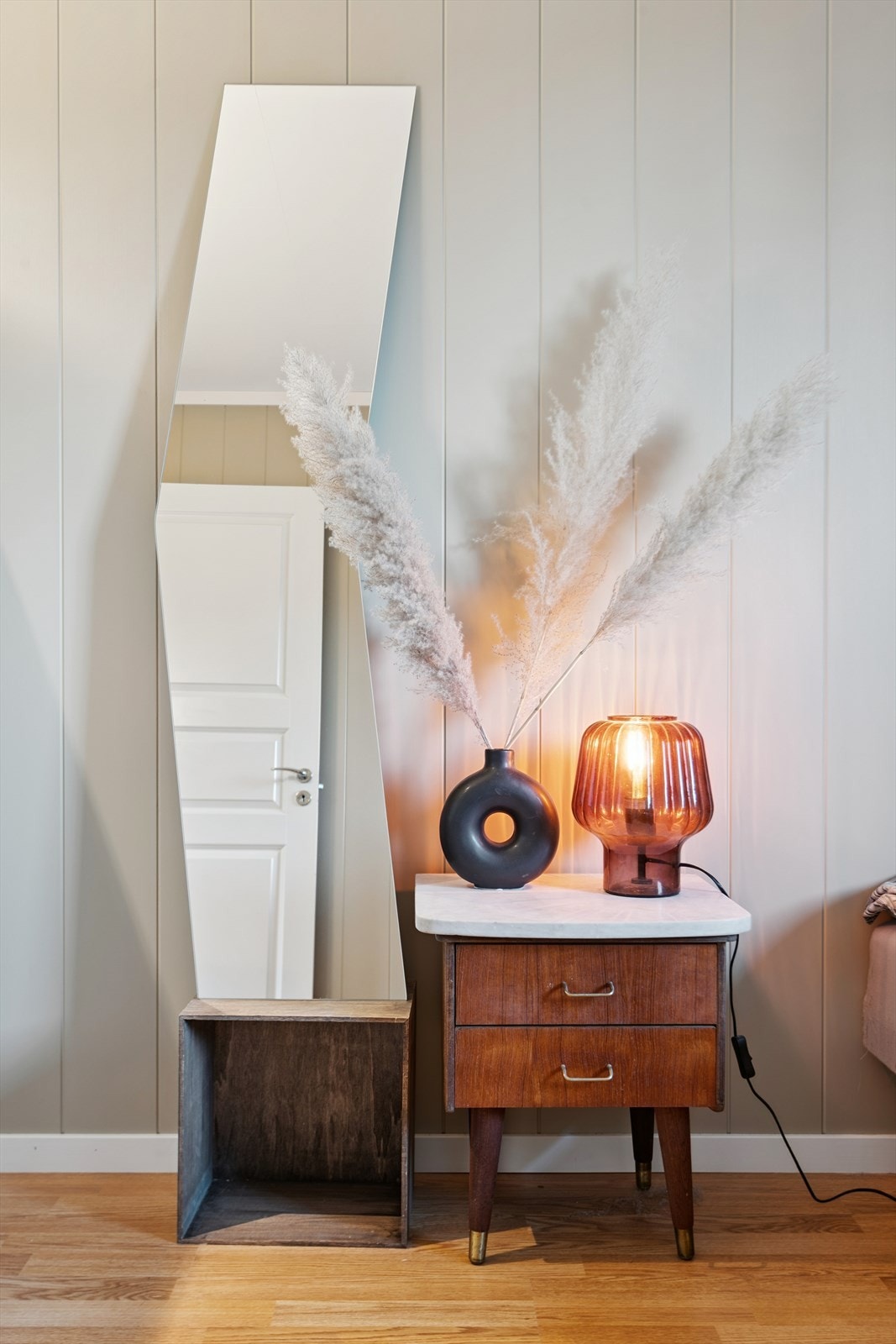 Overflatene består av laminat på gulv og malte panelplater på veggene. Galleribilde