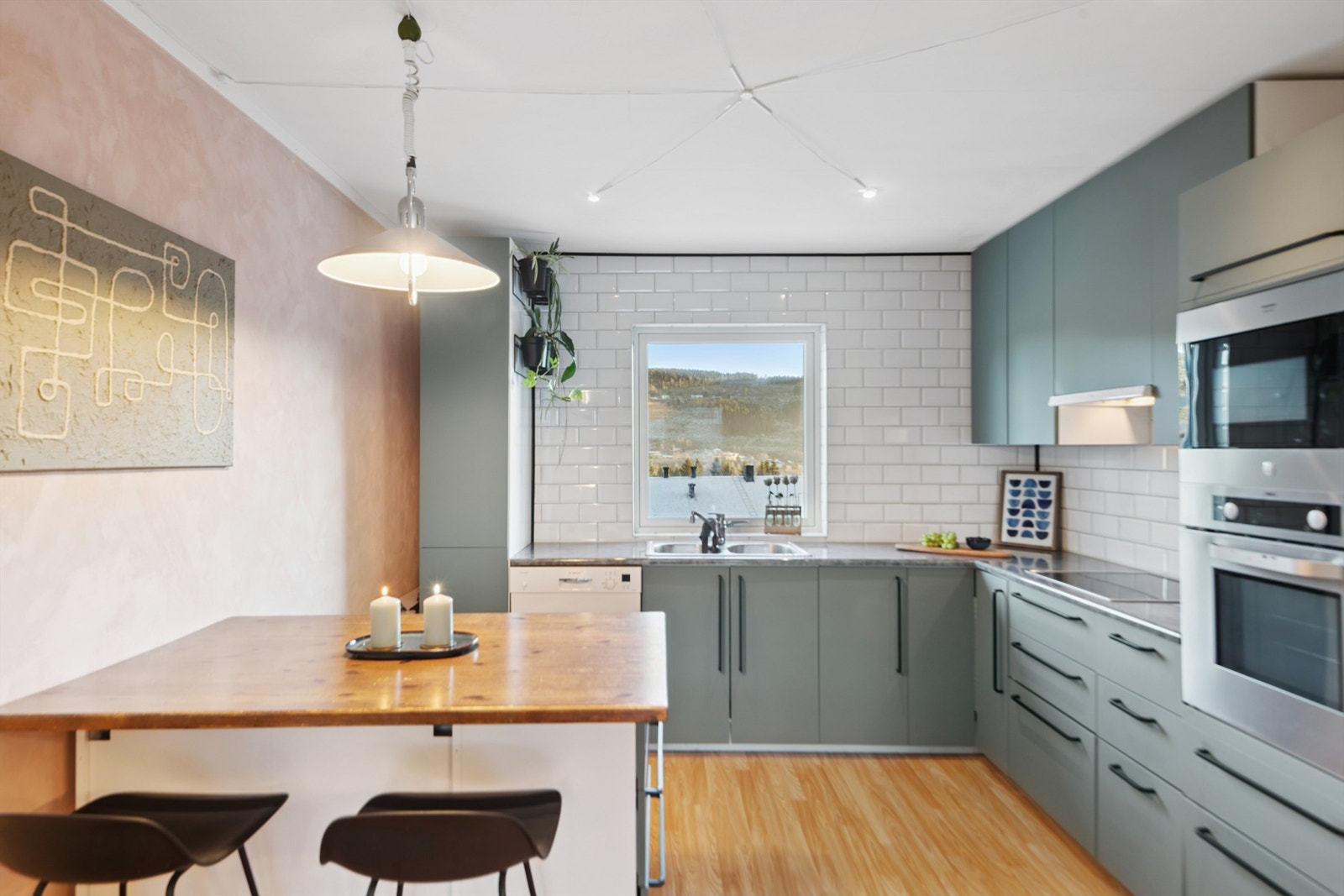 Kjøkkenet ble rehabilitert i 2022 og har en praktisk kjøkkenøy med spiseplass. Galleribilde