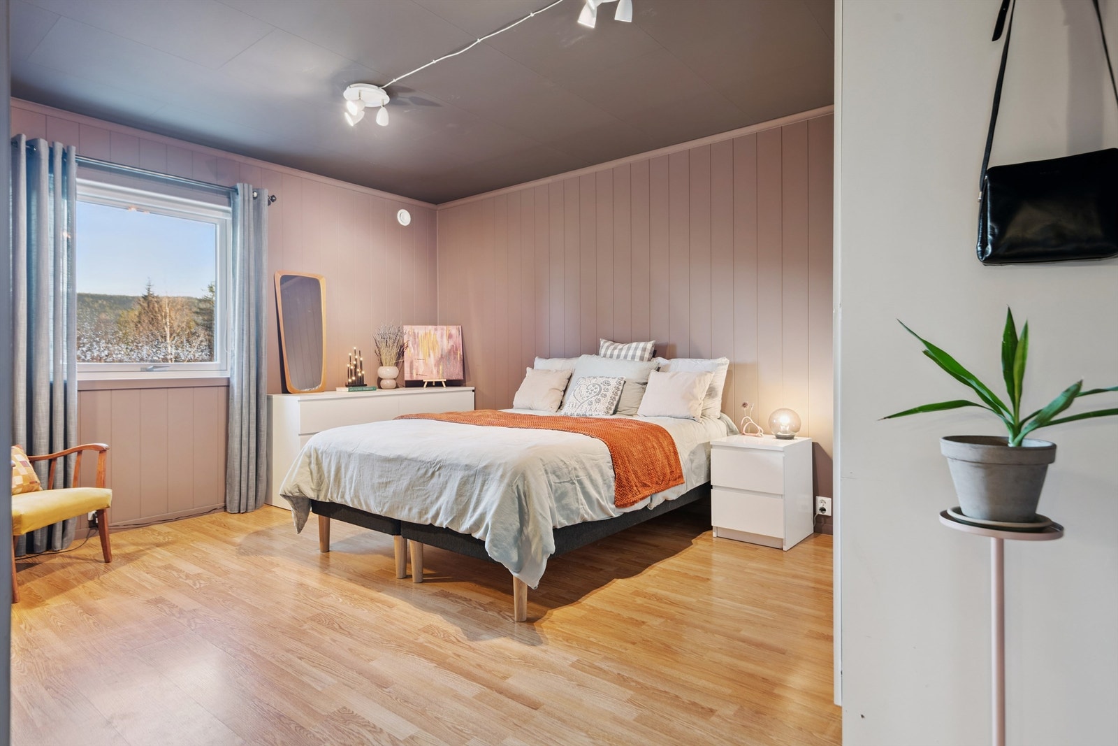 Hovedsoverommet har god plass til dobbeltseng og tilhørende møblement. Galleribilde