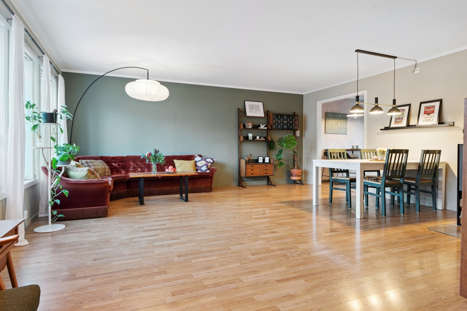 Leiligheten har en åpen løsning mellom stue og kjøkken, som skaper et sosialt og luftig allrom. Galleribilde