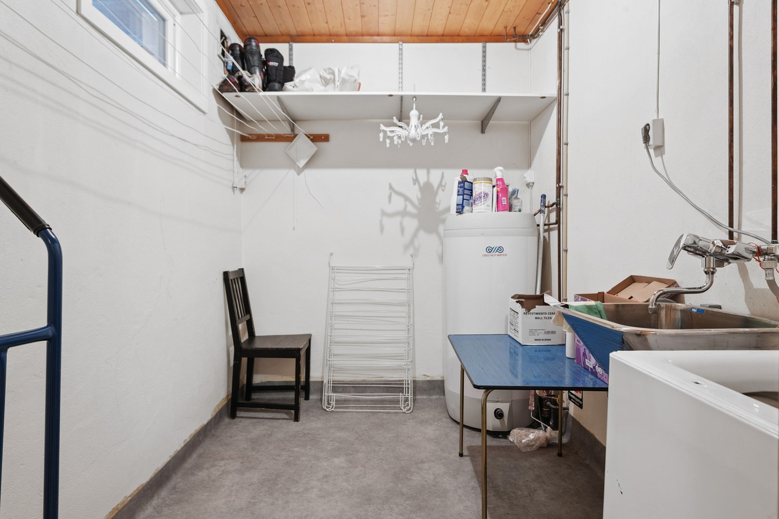 Praktisk vaskerom i kjelleren med opplegg for vaskemaskin og en 200-liters varmtvannsbereder fra 2021. Galleribilde