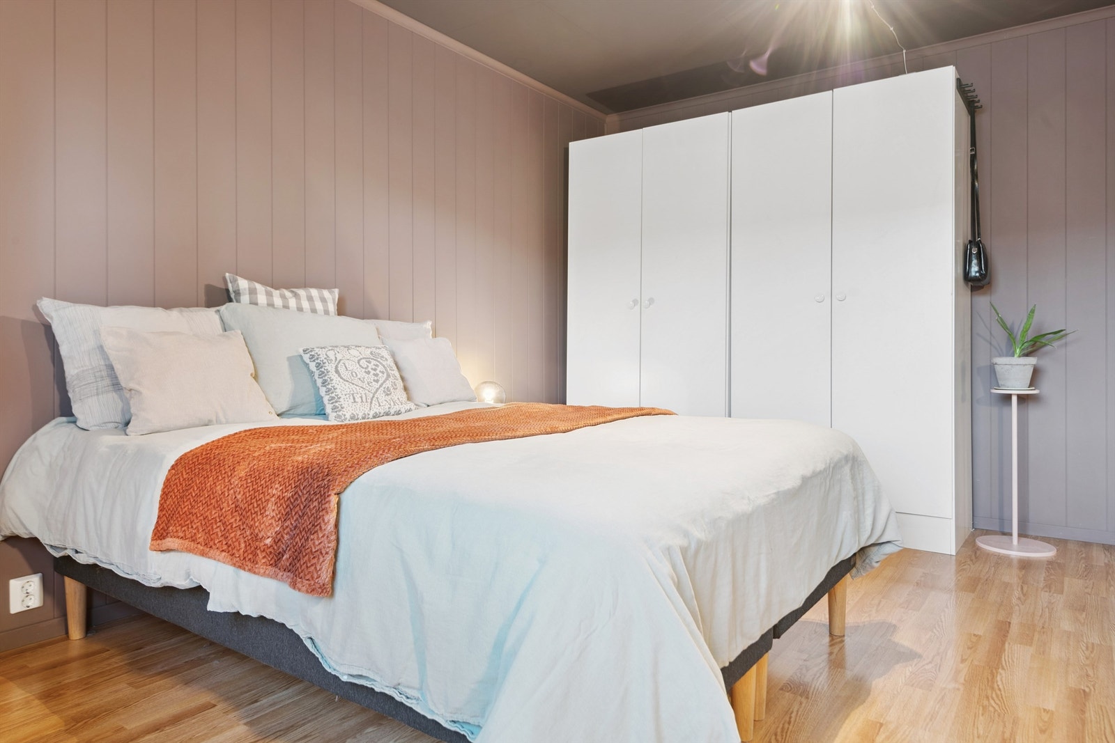 Rommet gir gode muligheter for garderobeløsninger. Galleribilde