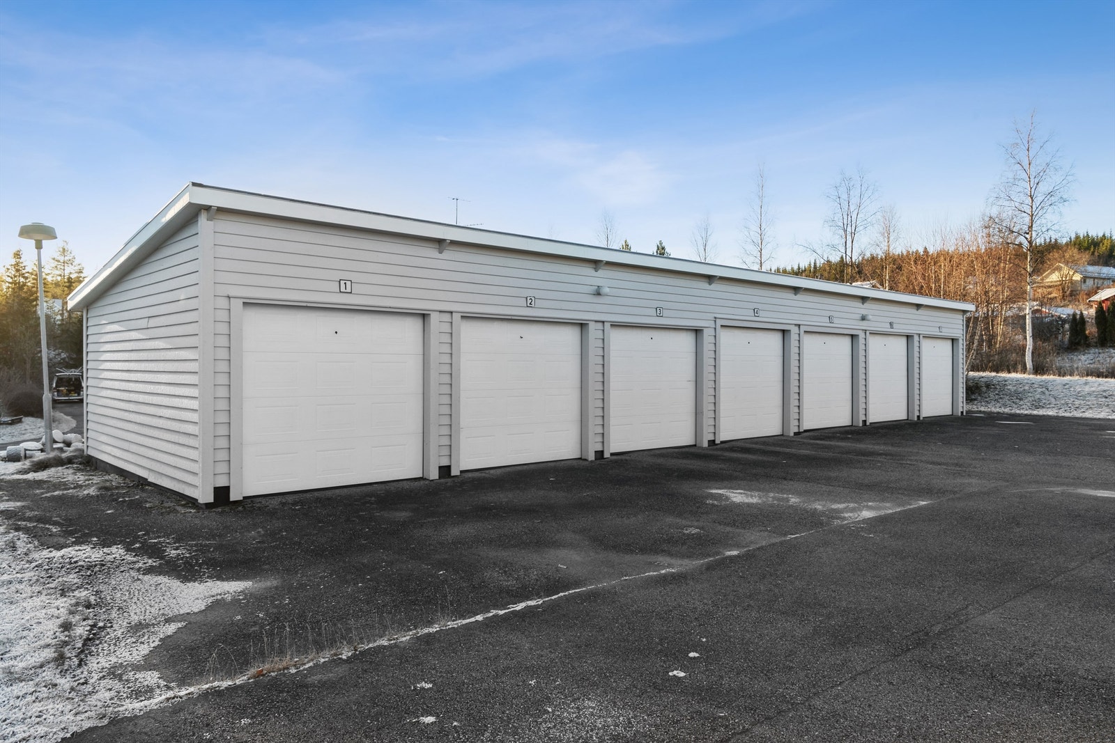 Det medfølger en egen garasjeplass i et felles, frittstående garasjeanlegg. Galleribilde