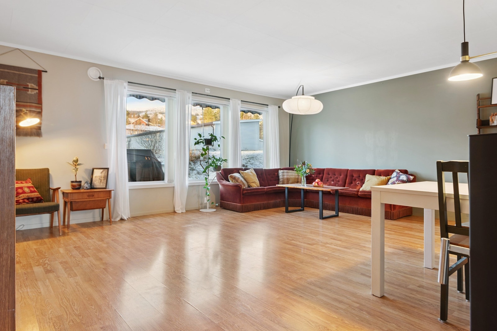Stuen er romslig og gir fleksible møbleringsmuligheter for både sofagruppe og spisebord. Galleribilde
