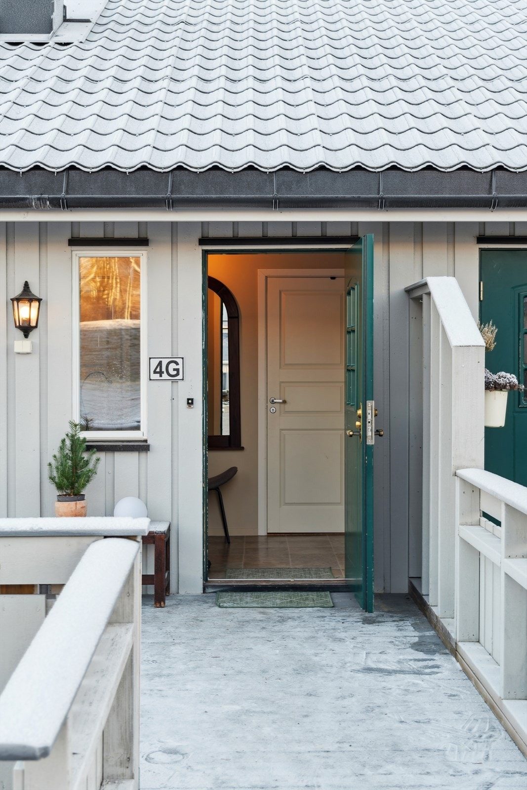 Et overbygget inngangsparti gir en lun og tørr adkomst til boligen. Galleribilde