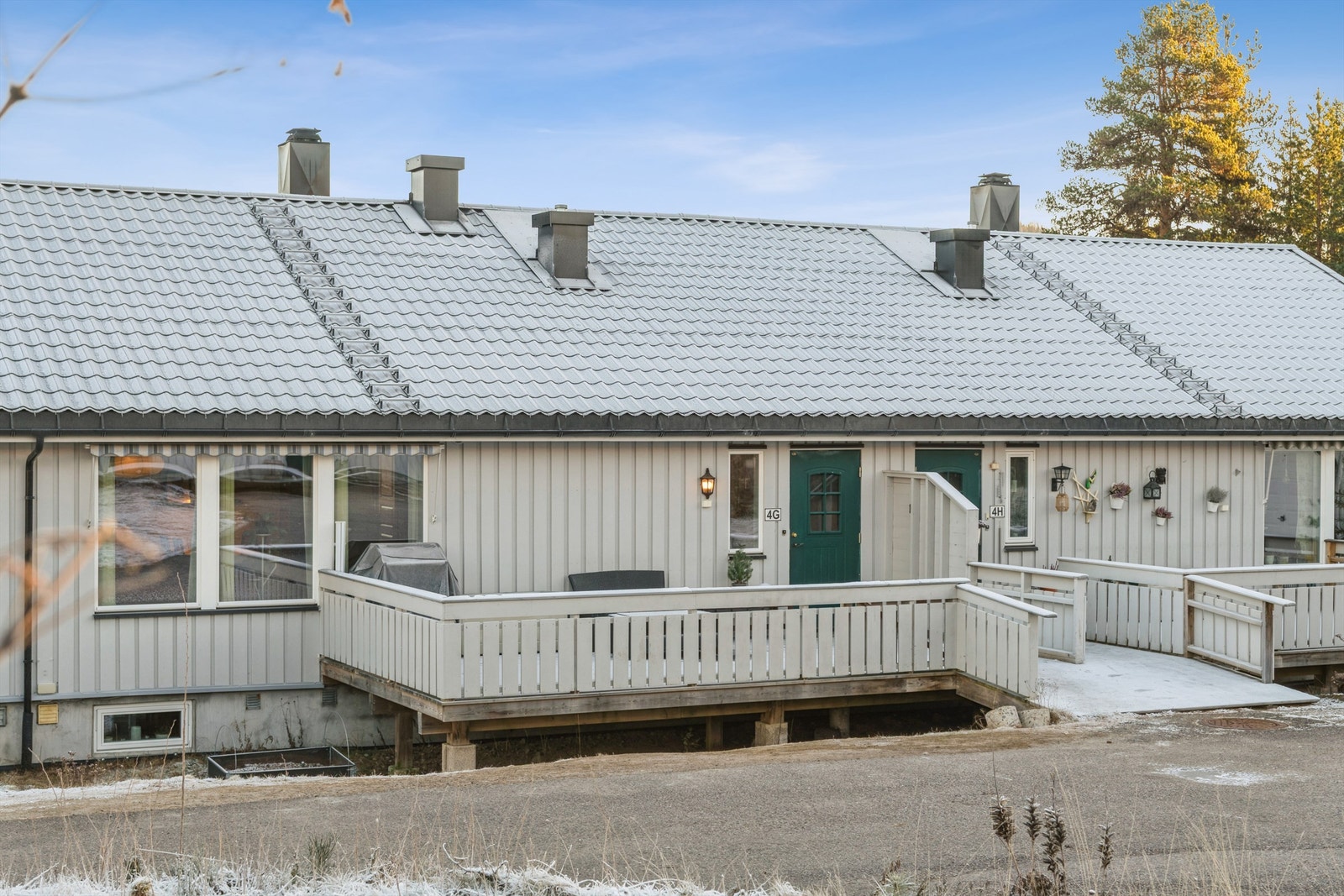 Rekkehuset har ny taktekking fra 2023 og utvendig kledning som ble overflatebehandlet i 2024. Galleribilde